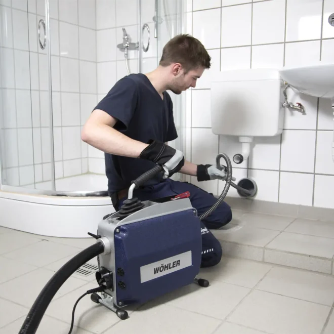 RM 300 stroj za čiščenje odtokov Wöhler je primeren za vsako uporabo. Kompaktni stroj za čiščenje odtokov Wöhler RM 300 ima izhodno moč 570 W.
