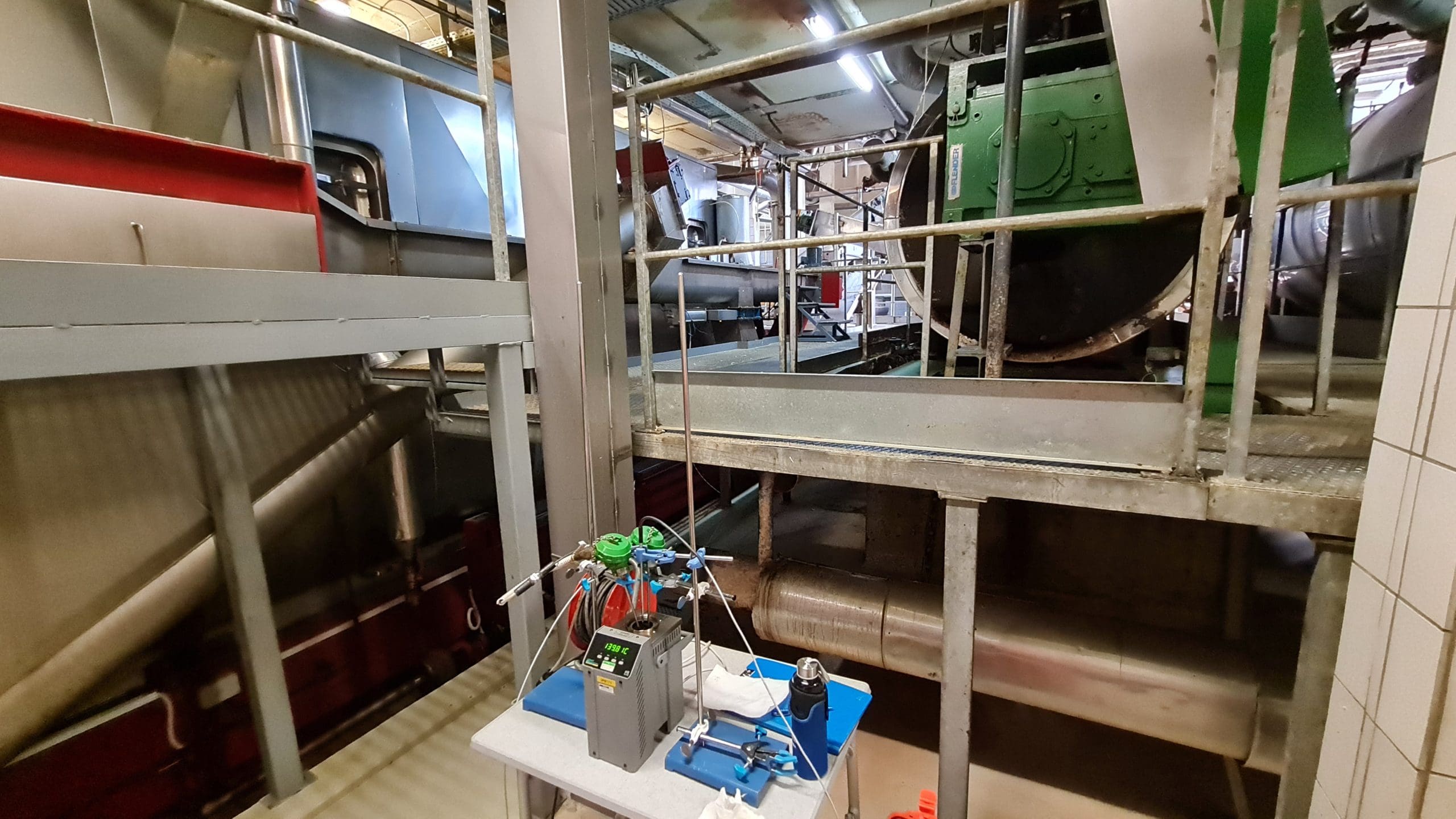 Članek raziskuje in predstavlja celovite tehnološke rešitve za optimizacijo proizvodnje v mesnopredelovalni industriji oz. kafilerije.