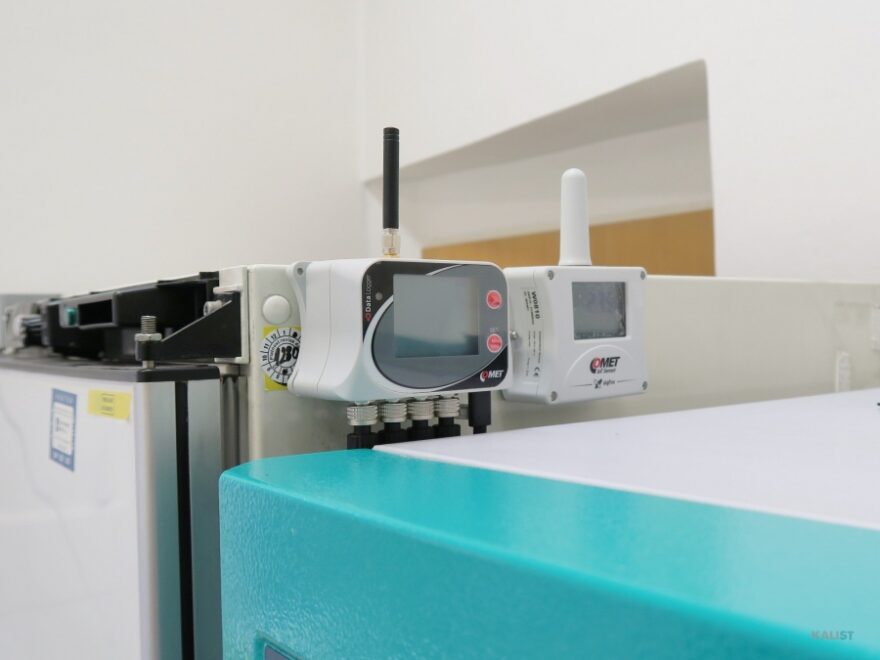 merilnik temperature za hladilnik, merilnik temperature za zamrzovalnik, logger temperature za hladilnik, logger temperature za zamrzovalnik, logger temperature za laboratorij, logger temperature za shranjevanje krvi, logger temperature za krvno plazmo, logger temperature za biološke vzorce, logger temperature za reagente, logger temperature za transport, logger temperature za hlajenje, logger temperature za farmacijo, logger temperature za validacijo, logger temperature z alarmom, digitalni logger temperature za laboratorij, brezžični logger temperature za nadzor, IoT logger temperature za laboratorijsko opremo, logger temperature za nadzor hladilne verige, logger temperature za GxP okolja, logger temperature za ISO 15189, logger temperature za spremljanje skladiščenja, senzor temperature za hladilnik, senzor temperature za zamrzovalnik, senzor temperature za laboratorij, senzor temperature za shranjevanje krvi, senzor temperature za krvno plazmo, senzor temperature za biološke vzorce, senzor temperature za reagente, senzor temperature za transport, senzor temperature za hlajenje, senzor temperature za farmacijo, senzor temperature za validacijo, senzor temperature z alarmom, digitalni senzor temperature za laboratorij, brezžični senzor temperature za nadzor, IoT senzor temperature za laboratorijsko opremo, senzor temperature za nadzor hladilne verige, senzor temperature za GxP okolja, senzor temperature za ISO 15189, senzor temperature za spremljanje skladiščenja, spominska enota za merjenje temperature v hladilniku, spominska enota za merjenje temperature v zamrzovalniku, spominska enota za laboratorij, spominska enota za shranjevanje krvi, spominska enota za krvno plazmo, spominska enota za biološke vzorce, spominska enota za reagente, spominska enota za temperaturni transport, spominska enota za hlajenje v farmaciji, spominska enota za temperaturno validacijo, spominska enota z alarmom za temperaturo, digitalna spominska enota za laboratorij, brezžična spominska enota za nadzor temperature, IoT spominska enota za laboratorijsko opremo, spominska enota za nadzor hladilne verige, spominska enota za GxP laboratorij, spominska enota za ISO 15189, spominska enota za nadzor skladiščnih pogojev, merilnik temperature za laboratorij, merilnik temperature za shranjevanje krvi, merilnik temperature za krvno plazmo, merilnik temperature za biološke vzorce, merilnik temperature za reagente, merilnik temperature za transport, merilnik temperature za hlajenje, merilnik temperature za farmacijo, merilnik temperature za validacijo, merilnik temperature z alarmom, digitalni merilnik temperature za laboratorij, brezžični merilnik temperature za nadzor, IoT merilnik temperature za laboratorijsko opremo, merilnik temperature za nadzor hladilne verige, merilnik temperature za GxP okolja, merilnik temperature za ISO 15189, merilnik temperature za spremljanje skladiščenja, temperaturni zapisovalnik, beležnik temperature, data logger, temperaturni nadzor, nadzor temperature, IoT termometer, brezžični termometer, beleženje temperature, alarmiranje temperature, hlajenje krvi, nadzor v hladilniku, nadzor v zamrzovalniku, hladilna veriga, temperaturna sledljivost, temperaturna validacija, merjenje temperature, spremljanje temperature, shranjevanje krvi, shranjevanje plazme, laboratorijska oprema, laboratorijska medicina, biokemija, hematologija, temperatura v laboratoriju, ISO 15189, GxP skladnost, farmacevtski nadzor, brezžični beležnik podatkov, nadzor shranjevanja vzorcev, spremljanje pogojev shranjevanja, alarmni sistem za temperaturo, IoT v laboratoriju, Comet System, Sigfox logger, GSM data logger, brezžični monitoring, hlajenje biološkega materiala, nadzor reagentov, validacija zamrzovalnika, temperaturna kontrola, digitalni beležnik, oddaljeni nadzor temperature, monitoring laboratorijske opreme, temperaturni senzor, zunanji temperaturni senzor