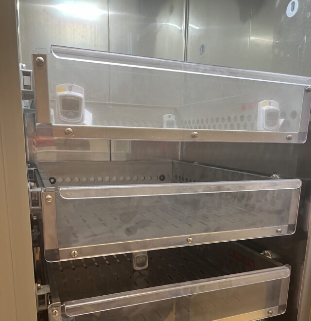 merilnik temperature za hladilnik, merilnik temperature za zamrzovalnik, logger temperature za hladilnik, logger temperature za zamrzovalnik, logger temperature za laboratorij, logger temperature za shranjevanje krvi, logger temperature za krvno plazmo, logger temperature za biološke vzorce, logger temperature za reagente, logger temperature za transport, logger temperature za hlajenje, logger temperature za farmacijo, logger temperature za validacijo, logger temperature z alarmom, digitalni logger temperature za laboratorij, brezžični logger temperature za nadzor, IoT logger temperature za laboratorijsko opremo, logger temperature za nadzor hladilne verige, logger temperature za GxP okolja, logger temperature za ISO 15189, logger temperature za spremljanje skladiščenja, senzor temperature za hladilnik, senzor temperature za zamrzovalnik, senzor temperature za laboratorij, senzor temperature za shranjevanje krvi, senzor temperature za krvno plazmo, senzor temperature za biološke vzorce, senzor temperature za reagente, senzor temperature za transport, senzor temperature za hlajenje, senzor temperature za farmacijo, senzor temperature za validacijo, senzor temperature z alarmom, digitalni senzor temperature za laboratorij, brezžični senzor temperature za nadzor, IoT senzor temperature za laboratorijsko opremo, senzor temperature za nadzor hladilne verige, senzor temperature za GxP okolja, senzor temperature za ISO 15189, senzor temperature za spremljanje skladiščenja, spominska enota za merjenje temperature v hladilniku, spominska enota za merjenje temperature v zamrzovalniku, spominska enota za laboratorij, spominska enota za shranjevanje krvi, spominska enota za krvno plazmo, spominska enota za biološke vzorce, spominska enota za reagente, spominska enota za temperaturni transport, spominska enota za hlajenje v farmaciji, spominska enota za temperaturno validacijo, spominska enota z alarmom za temperaturo, digitalna spominska enota za laboratorij, brezžična spominska enota za nadzor temperature, IoT spominska enota za laboratorijsko opremo, spominska enota za nadzor hladilne verige, spominska enota za GxP laboratorij, spominska enota za ISO 15189, spominska enota za nadzor skladiščnih pogojev, merilnik temperature za laboratorij, merilnik temperature za shranjevanje krvi, merilnik temperature za krvno plazmo, merilnik temperature za biološke vzorce, merilnik temperature za reagente, merilnik temperature za transport, merilnik temperature za hlajenje, merilnik temperature za farmacijo, merilnik temperature za validacijo, merilnik temperature z alarmom, digitalni merilnik temperature za laboratorij, brezžični merilnik temperature za nadzor, IoT merilnik temperature za laboratorijsko opremo, merilnik temperature za nadzor hladilne verige, merilnik temperature za GxP okolja, merilnik temperature za ISO 15189, merilnik temperature za spremljanje skladiščenja, temperaturni zapisovalnik, beležnik temperature, data logger, temperaturni nadzor, nadzor temperature, IoT termometer, brezžični termometer, beleženje temperature, alarmiranje temperature, hlajenje krvi, nadzor v hladilniku, nadzor v zamrzovalniku, hladilna veriga, temperaturna sledljivost, temperaturna validacija, merjenje temperature, spremljanje temperature, shranjevanje krvi, shranjevanje plazme, laboratorijska oprema, laboratorijska medicina, biokemija, hematologija, temperatura v laboratoriju, ISO 15189, GxP skladnost, farmacevtski nadzor, brezžični beležnik podatkov, nadzor shranjevanja vzorcev, spremljanje pogojev shranjevanja, alarmni sistem za temperaturo, IoT v laboratoriju, Comet System, Sigfox logger, GSM data logger, brezžični monitoring, hlajenje biološkega materiala, nadzor reagentov, validacija zamrzovalnika, temperaturna kontrola, digitalni beležnik, oddaljeni nadzor temperature, monitoring laboratorijske opreme, temperaturni senzor, zunanji temperaturni senzor