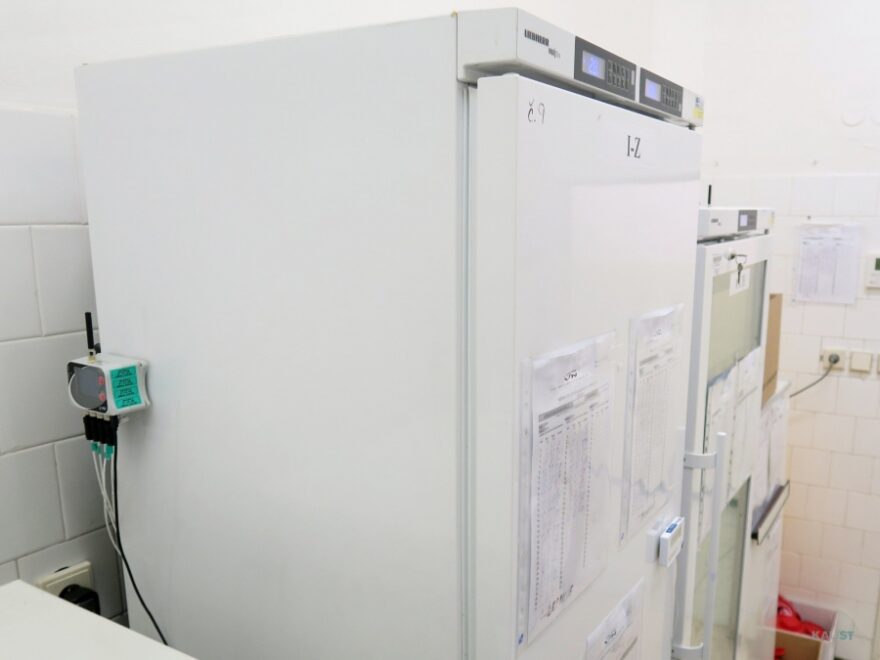 merilnik temperature za hladilnik, merilnik temperature za zamrzovalnik, logger temperature za hladilnik, logger temperature za zamrzovalnik, logger temperature za laboratorij, logger temperature za shranjevanje krvi, logger temperature za krvno plazmo, logger temperature za biološke vzorce, logger temperature za reagente, logger temperature za transport, logger temperature za hlajenje, logger temperature za farmacijo, logger temperature za validacijo, logger temperature z alarmom, digitalni logger temperature za laboratorij, brezžični logger temperature za nadzor, IoT logger temperature za laboratorijsko opremo, logger temperature za nadzor hladilne verige, logger temperature za GxP okolja, logger temperature za ISO 15189, logger temperature za spremljanje skladiščenja, senzor temperature za hladilnik, senzor temperature za zamrzovalnik, senzor temperature za laboratorij, senzor temperature za shranjevanje krvi, senzor temperature za krvno plazmo, senzor temperature za biološke vzorce, senzor temperature za reagente, senzor temperature za transport, senzor temperature za hlajenje, senzor temperature za farmacijo, senzor temperature za validacijo, senzor temperature z alarmom, digitalni senzor temperature za laboratorij, brezžični senzor temperature za nadzor, IoT senzor temperature za laboratorijsko opremo, senzor temperature za nadzor hladilne verige, senzor temperature za GxP okolja, senzor temperature za ISO 15189, senzor temperature za spremljanje skladiščenja, spominska enota za merjenje temperature v hladilniku, spominska enota za merjenje temperature v zamrzovalniku, spominska enota za laboratorij, spominska enota za shranjevanje krvi, spominska enota za krvno plazmo, spominska enota za biološke vzorce, spominska enota za reagente, spominska enota za temperaturni transport, spominska enota za hlajenje v farmaciji, spominska enota za temperaturno validacijo, spominska enota z alarmom za temperaturo, digitalna spominska enota za laboratorij, brezžična spominska enota za nadzor temperature, IoT spominska enota za laboratorijsko opremo, spominska enota za nadzor hladilne verige, spominska enota za GxP laboratorij, spominska enota za ISO 15189, spominska enota za nadzor skladiščnih pogojev, merilnik temperature za laboratorij, merilnik temperature za shranjevanje krvi, merilnik temperature za krvno plazmo, merilnik temperature za biološke vzorce, merilnik temperature za reagente, merilnik temperature za transport, merilnik temperature za hlajenje, merilnik temperature za farmacijo, merilnik temperature za validacijo, merilnik temperature z alarmom, digitalni merilnik temperature za laboratorij, brezžični merilnik temperature za nadzor, IoT merilnik temperature za laboratorijsko opremo, merilnik temperature za nadzor hladilne verige, merilnik temperature za GxP okolja, merilnik temperature za ISO 15189, merilnik temperature za spremljanje skladiščenja, temperaturni zapisovalnik, beležnik temperature, data logger, temperaturni nadzor, nadzor temperature, IoT termometer, brezžični termometer, beleženje temperature, alarmiranje temperature, hlajenje krvi, nadzor v hladilniku, nadzor v zamrzovalniku, hladilna veriga, temperaturna sledljivost, temperaturna validacija, merjenje temperature, spremljanje temperature, shranjevanje krvi, shranjevanje plazme, laboratorijska oprema, laboratorijska medicina, biokemija, hematologija, temperatura v laboratoriju, ISO 15189, GxP skladnost, farmacevtski nadzor, brezžični beležnik podatkov, nadzor shranjevanja vzorcev, spremljanje pogojev shranjevanja, alarmni sistem za temperaturo, IoT v laboratoriju, Comet System, Sigfox logger, GSM data logger, brezžični monitoring, hlajenje biološkega materiala, nadzor reagentov, validacija zamrzovalnika, temperaturna kontrola, digitalni beležnik, oddaljeni nadzor temperature, monitoring laboratorijske opreme, temperaturni senzor, zunanji temperaturni senzor
