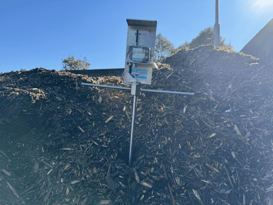 temperaturno tipalo Pt1000, temperaturni senzor Pt1000, Pt1000 tipalo, temperaturni nadzor odlagališč, nadzor temperature odpadkov, samovžig odlagališča, preprečevanje samovžiga, požarna varnost odlagališča, senzor za odlagališča, temperaturni senzor za smetišča, ELPRO LEPENIK tipalo, merjenje temperature odlagališče, nadzor komunalnih odpadkov, nadzor plastike odlagališče, nadzor biomase odlagališče, Pt1000 temperaturno tipalo ELPRO, temperaturni logger GSM, U0121G data logger, brezžični logger Pt1000, COMET Cloud nadzor, SMS alarmi odlagališče, opozorila za samovžig, monitoring temperature odpadkov, temperaturni nadzor smetišča, temperaturni nadzor biomasa, temperaturni nadzor plastika, robustno temperaturno tipalo, inox temperaturno tipalo, nerjaveče jeklo tipalo, senzor v konici tipala, GSM temperaturni nadzor, brezžični temperaturni nadzor, IP67 temperaturni senzor, IP68 temperaturno tipalo, Pt1000 merilni element, natančno merjenje temperature, merjenje temperature v globini kupa, nadzor toplote odlagališče, preprečevanje požarov odlagališče, temperaturni sistem ELPRO LEPENIK, industrijski temperaturni senzor, litijeva baterija tipalo, USB-C polnjenje tipala, oblak nadzor odlagališče, realnočasovni nadzor temperature, nadzor žarišč odpadkov, zgodnje odkrivanje požarov odlagališče, temperaturna sonda Pt1000, merjenje toplote odpadkov, temperaturno spremljanje smetišč, temperaturno spremljanje biomase, temperaturno spremljanje plastike, varnost odlagališč, požarni alarm odpadkov, pametni nadzor odlagališča, GSM obvestila požari, oblačni monitoring odpadkov, industrijski nadzor toplote, spremljanje temperature v kupih, pametni alarmi odlagališča, učinkovita požarna zaščita, nadzor odpadkov s tipali, Pt1000 senzorji ELPRO, temperaturno tipalo za odlagališča, senzorji za preprečevanje požarov, monitoring smetišča GSM, temperaturni logger za industrijo, brezžični nadzor odlagališča, natančni senzorji ELPRO, sistem proti požarom odlagališča.