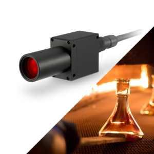 PyroCube G IR temperaturni senzor z dodatno LED točkovno osvetlitvjo merilne točke, za merjenje temperature stekla. Čas odzivnosti 10 ms.