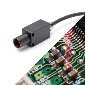 PyroCube XS IR temperaturni senzor, ki se uporablja za merjenje posamezne elektronike, temperature komponent na vezju, varjene plastike.