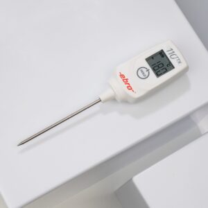 TTX 110 je enostavni prenosni termometer z vbodnim tipalom (fiksno priključeno) in s točnim merjenjem temperature. Priloženo ima pasno zaponko.