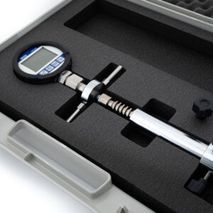 afrometer, merjenje tlaka, nadtlak, CO2, peneče vino, sekundarna fermentacija, tradicionalna metoda, méthode traditionnelle, manometer, digitalni manometer, CPG1200, tlak v steklenici, enologija, vinarstvo, vinogradništvo, kakovost penečega vina, fermentacija, tlak CO2, bar, psi, afrometrska steklenica, merilnik tlaka, merjenje CO2, kontrola kakovosti, kvas, sladkor, mehurčki, tlakomerni sistem, robustno ohišje, gumijast ovoj, ročaj, nosilec ročaja, igla, tesnilo, jeklena konica, pritrditev na steklenico, kontrola fermentacije, spremljanje tlaka, vinski laboratorij, vinar, enolog, merilna naprava, karbonski tlak, vinski postopek, tlak penečega vina, tlak v vinu, monitoring fermentacije, instrument za merjenje tlaka, eksaktno merjenje, profesionalni instrument, laboratorijski instrument, industrijski manometer, merjenje plina, tlačni senzor, CO2 senzor, tlačna kontrola, peneča vina, šampanjec, penina, proizvodnja penečega vina, tlakomerni pripomoček, merjenje ogljikovega dioksida, fermentacijski tlak, merilni pribor, tlačni instrument, robustna konstrukcija, vinarstvo oprema, enološka oprema, enološki instrumenti, merilni sistemi, tlačna tehnika, merilni pripomočki, merilna oprema, natančno merjenje, procesno merjenje, tlačna analiza, tlakomerni komplet, merilna tehnologija, vinogradniška oprema, proizvodnja vin, kontrolni instrument, tlakomer za vino, CO2 tlak, nadzor fermentacije, manometerski sistem, tlačni komplet, merjenje v steklenici, peninska pridelava, tlačna diagnostika, fermentacijska analiza, vinarjev instrument, enološki nadzor, zanesljivo merjenje, afrometer digitalni, profesionalni afrometer