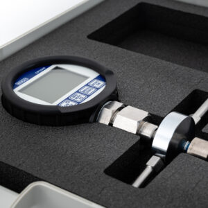 afrometer, merjenje tlaka, nadtlak, CO2, peneče vino, sekundarna fermentacija, tradicionalna metoda, méthode traditionnelle, manometer, digitalni manometer, CPG1200, tlak v steklenici, enologija, vinarstvo, vinogradništvo, kakovost penečega vina, fermentacija, tlak CO2, bar, psi, afrometrska steklenica, merilnik tlaka, merjenje CO2, kontrola kakovosti, kvas, sladkor, mehurčki, tlakomerni sistem, robustno ohišje, gumijast ovoj, ročaj, nosilec ročaja, igla, tesnilo, jeklena konica, pritrditev na steklenico, kontrola fermentacije, spremljanje tlaka, vinski laboratorij, vinar, enolog, merilna naprava, karbonski tlak, vinski postopek, tlak penečega vina, tlak v vinu, monitoring fermentacije, instrument za merjenje tlaka, eksaktno merjenje, profesionalni instrument, laboratorijski instrument, industrijski manometer, merjenje plina, tlačni senzor, CO2 senzor, tlačna kontrola, peneča vina, šampanjec, penina, proizvodnja penečega vina, tlakomerni pripomoček, merjenje ogljikovega dioksida, fermentacijski tlak, merilni pribor, tlačni instrument, robustna konstrukcija, vinarstvo oprema, enološka oprema, enološki instrumenti, merilni sistemi, tlačna tehnika, merilni pripomočki, merilna oprema, natančno merjenje, procesno merjenje, tlačna analiza, tlakomerni komplet, merilna tehnologija, vinogradniška oprema, proizvodnja vin, kontrolni instrument, tlakomer za vino, CO2 tlak, nadzor fermentacije, manometerski sistem, tlačni komplet, merjenje v steklenici, peninska pridelava, tlačna diagnostika, fermentacijska analiza, vinarjev instrument, enološki nadzor, zanesljivo merjenje, afrometer digitalni, profesionalni afrometer