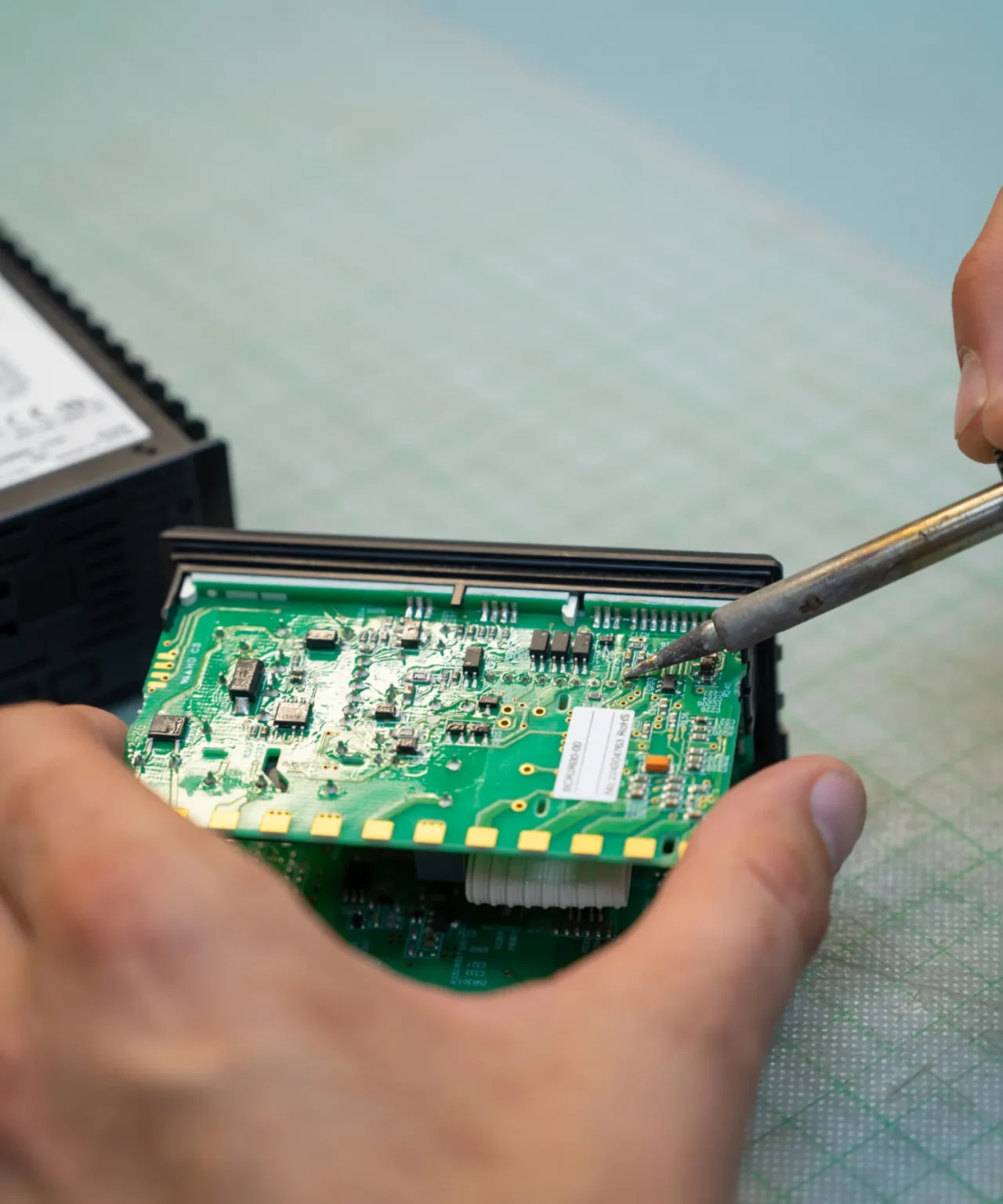 Temperaturni profil spajkanja PCB, ključne temperature reflow procesa ter vpliv vlage na elektronske komponente v proizvodnji PCB.