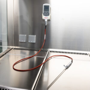 Merilni komplet za digestorije z EBRO TFX 410-1 termometrom, AX 100 podaljškom in ELTPX RTD temperaturnim tipalom za natančen nadzor temperature.