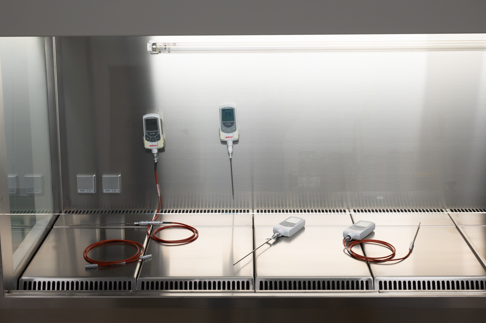 Merjenje temperature v digestoriju je ključno za varne laboratorijske procese. ELPRO rešitev za meritve, skladne s standardom EN 14175.