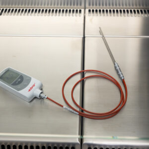 Merilni komplet za digestorije z EBRO TFX 410-1 termometrom, AX 100 podaljškom in ELTPX RTD temperaturnim tipalom za natančen nadzor temperature.