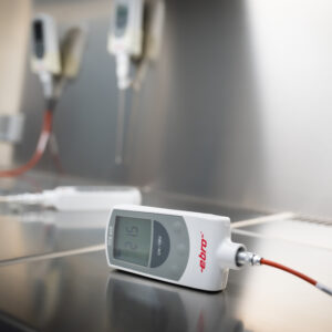 Merilni komplet za digestorije z EBRO TFX 410-1 termometrom, AX 100 podaljškom in ELTPX RTD temperaturnim tipalom za natančen nadzor temperature.