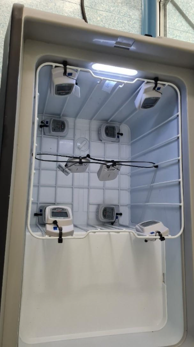 kalibracija hladilnih torb, hladilne torbe, nadzor temperature, mobilno hlajenje, prevoz zdravil, prevoz cepiv, kalibracija temperature, temperaturno občutljivi izdelki, medicinski pripomočki, farmacevtski prevoz, veterinarska hladilna torba, mobilni hladilni prostor, hladna veriga, nadzor hladne verige, merjenje temperature, preverjanje temperature, kalibracija hladilnih prostorov, hladilna oprema, zdravstveni prevoz, laboratorijski vzorci, farmacevtska logistika, terensko delo zdravstvo, varnost zdravil, stabilna temperatura, temperaturna skladnost, nadzor pogojev, sledljivost temperature, merilni sistem, temperaturna odstopanja, hlajenje v vozilih, mobilna farmacija, hladilne torbe za zdravila, nadzor hlajenja, validacija temperature, kalibracija v praksi, veterinarska zdravila, mobilni laboratorij, transport zdravil, hladilni sistem, preverjanje meritev, nadzor kakovosti, farmacevtska varnost, zdravstvena logistika, hladilne torbe na terenu, mobilno shranjevanje zdravil, kalibracija opreme, temperaturni režim, nadzor skladiščenja, medicinska logistika, mobilne hladilne rešitve, skladnost s predpisi, nadzor medicinskih pripomočkov, hlajenje cepiv, transport cepiv, kalibracija merilnikov, hladilna torba v vozilu, nadzor temperature zdravil, varno hlajenje, zdravstveni standardi, hladilna veriga na terenu, preverjanje hladilnih torb, kalibracija hladilne opreme, nadzor mobilnega hlajenja, kakovost zdravil, farmacevtski nadzor, temperaturni monitoring, mobilni zdravstveni pripomočki, zanesljivo hlajenje, strokovna kalibracija, nadzor v realnih pogojih, mobilna zdravstvena oprema, varnost cepiv, nadzor temperature na terenu, Zakon o zdravilih ZZdr-2, Pravilnik o prometu z zdravili, Pravilnik o pogojih za opravljanje dejavnosti prometa z zdravili na debelo, Zakon o veterinarskih merilih skladnosti ZVMS, Pravilnik o pogojih za promet z zdravili v veterinarski medicini, Zakon o zdravstveni dejavnosti, Pravilnik o pogojih za shranjevanje in promet z zdravili, SIST EN ISO/IEC 17025, SIST EN ISO 9001, SIST EN ISO 13485, SIST standardi za merilno opremo, nacionalni predpisi o nadzoru temperature zdravil, slovenska zakonodaja o hladni verigi zdravil, zahteve za temperaturno skladnost zdravil v Sloveniji, slovenski predpisi za prevoz zdravil, zakon o zdravilih Slovenija, prevoz zdravil zakonodaja, pravila za prevoz zdravil, standardi za prevoz zdravil Slovenija, prevoz veterinarskih zdravil zakonodaja, nadzor temperature zdravil Slovenija, hladna veriga zdravila Slovenija, temperaturni pogoji za zdravila, zakonodaja hladna veriga, prevoz zdravil 2–8 °C, kalibracija po slovenski zakonodaji, SIST ISO 17025 Slovenija, sledljivost temperature zdravil, nadzor temperature v hladilnih torbah