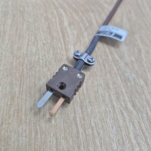 2240 7020 je MIMS temperaturno tipalo s termočlenom Cu-CuNi tip T, dolžino 150 mm, fi 3 mm, kablom 5000 mm in območjem -50 °C … +500 °C.