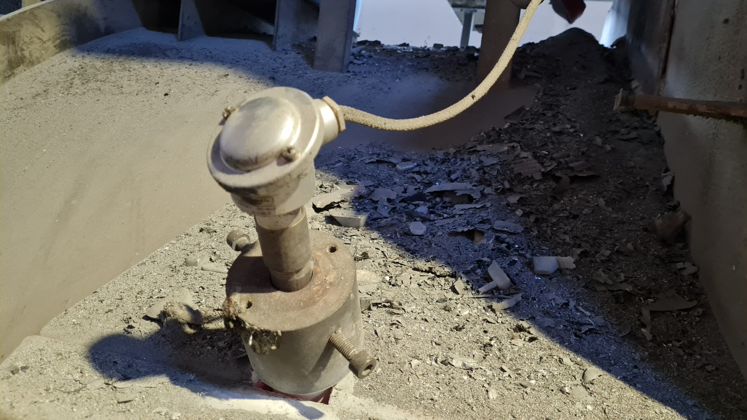 Kako napačne meritve temperature povečujejo porabo energije in stroške? Spoznajte pomen pravilne izbire in kalibracije temperaturnih tipal.